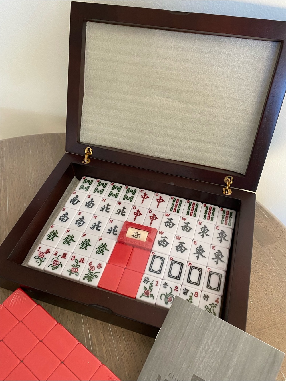 Classic Chinese Mahjong Set in White and Red with Wooden Case NEW
